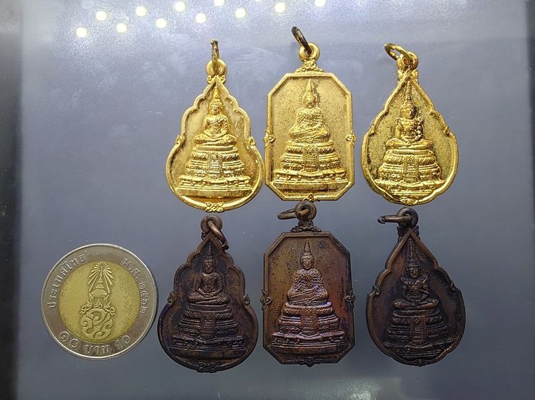 พระแก้วมรกต 3 ฤดู เนื้อนวะ - กาหลั่ยทอง ที่ระลึกเปิดสำนักงานใหญ่ ธนาคารกรุงไทย พ.ศ.2525 (หลวงปู่ดู่ วัดสะแก อธิษฐานจิต) พร้อมกล่องเดิมๆ รูปที่ 6