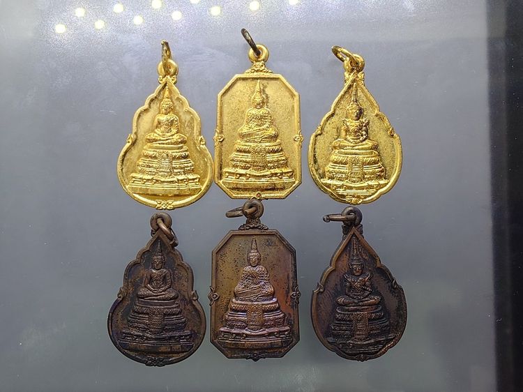 พระแก้วมรกต 3 ฤดู เนื้อนวะ - กาหลั่ยทอง ที่ระลึกเปิดสำนักงานใหญ่ ธนาคารกรุงไทย พ.ศ.2525 (หลวงปู่ดู่ วัดสะแก อธิษฐานจิต) พร้อมกล่องเดิมๆ รูปที่ 5