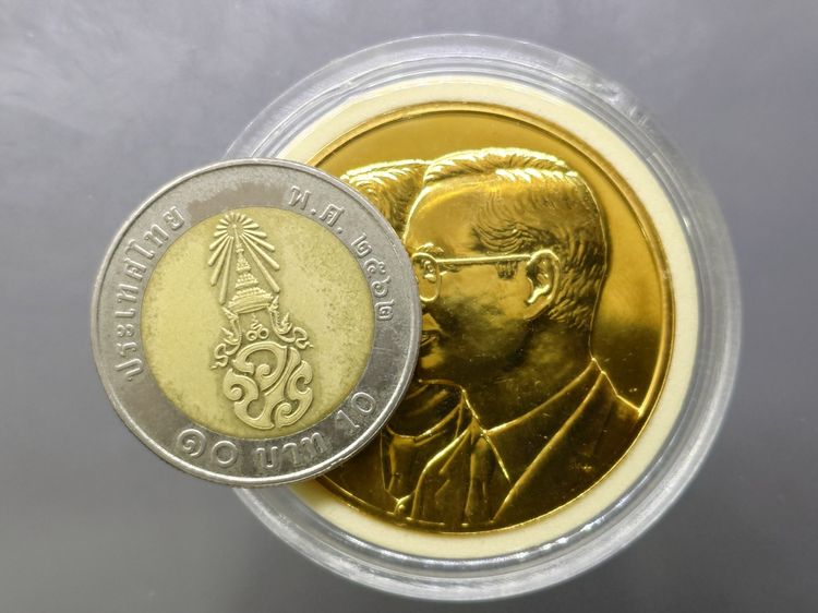 เหรียญ ร.5 ร.9 ที่ระลึกครบ 108 ปี แห่งการสถาปนากรมทรัพยากรธรณี เนื้อทองแดงชุบทอง ขนาด 3.5 เซน ปี2543 พร้อมกล่องหนัง รูปที่ 5