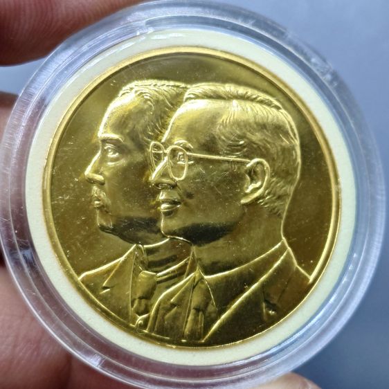 เหรียญ ร.5 ร.9 ที่ระลึกครบ 108 ปี แห่งการสถาปนากรมทรัพยากรธรณี เนื้อทองแดงชุบทอง ขนาด 3.5 เซน ปี2543 พร้อมกล่องหนัง รูปที่ 3