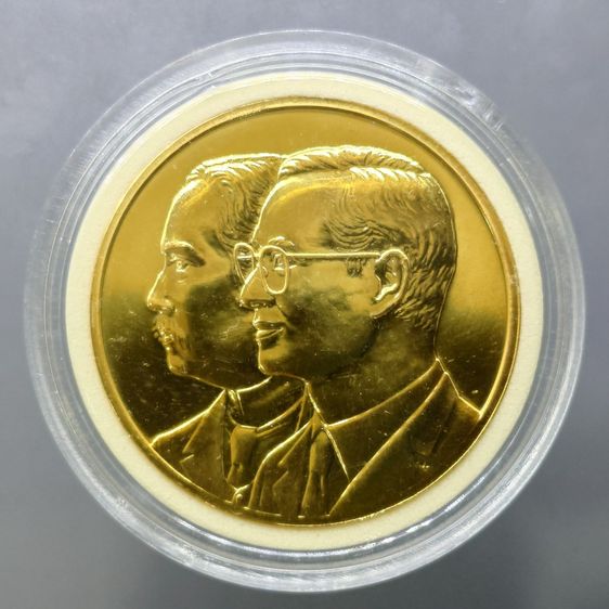 เหรียญไทย เหรียญ ร.5 ร.9 ที่ระลึกครบ 108 ปี แห่งการสถาปนากรมทรัพยากรธรณี เนื้อทองแดงชุบทอง ขนาด 3.5 เซน ปี2543 พร้อมกล่องหนัง