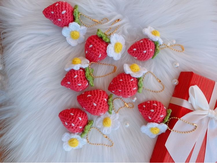 พวงกุญแจสตอเบอรี่กับเดซี่ ถักจากไหมพรม แฮนด์เมด รูปที่ 3