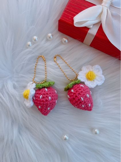 ถักนิตติ้ง และ ถักโครเชต์ พวงกุญแจสตอเบอรี่กับเดซี่ ถักจากไหมพรม แฮนด์เมด