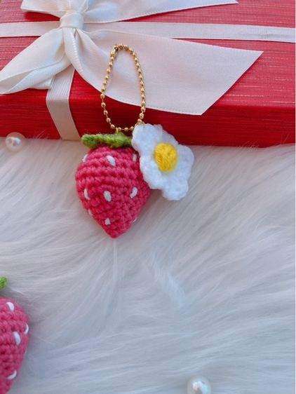 พวงกุญแจสตอเบอรี่กับเดซี่ ถักจากไหมพรม แฮนด์เมด รูปที่ 2