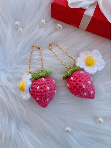 พวงกุญแจสตอเบอรี่กับเดซี่ ถักจากไหมพรม แฮนด์เมด รูปที่ 4