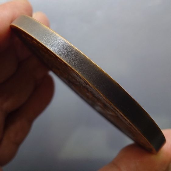 เหรียญที่ระลึกครบ 60 ปี พระบรมราชาภิเษก รัชกาลที่ 9 พ.ศ.2553 "เนื้อทองแดงรมดำ ขนาด 7 เซน อุปกรณ์ครบ รูปที่ 3