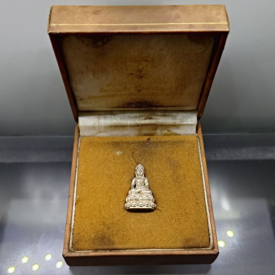 พระชัยวัฒน์ตั๊กม้อ เนื้อเงิน ปลุกเสก 2 พิธีใหญ่ 2 แผ่นดินไทย-จีน วัดสุทัศนฯ-วัดกวงซิ่ว เมืองกวงโจว ประเทศจีน ปี2537 พร้อมกล่องเดิม