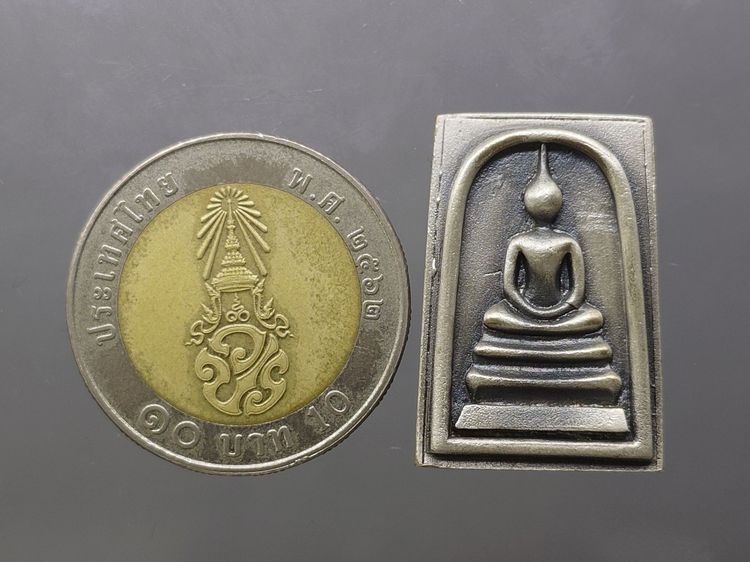 สมเด็จพระพุฒาจารย์ (โต พรหมรังสี) พิมพ์นิยม เนื้อเงินซาติน อนุสรณ์ ๑๒๘ ปี วัดเกศไชโย พ.ศ.2543 กล่องเดิม รูปที่ 7