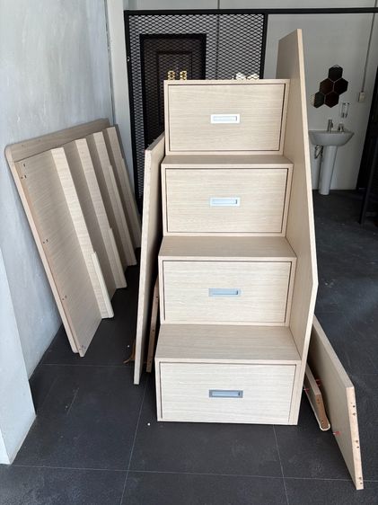 เตียงสูง 3.5 ฟุต พร้อมบันไดลิ้นชักเก็บของ - ประหยัดพื้นที่ สภาพดี รูปที่ 2