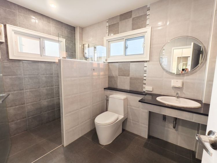 ตกแต่งครบ 2023 บ้านพร้อมเฟอร์ให้เช่า ทำเลดี เส้นสันกำแพงสายใหม่ รูปที่ 3