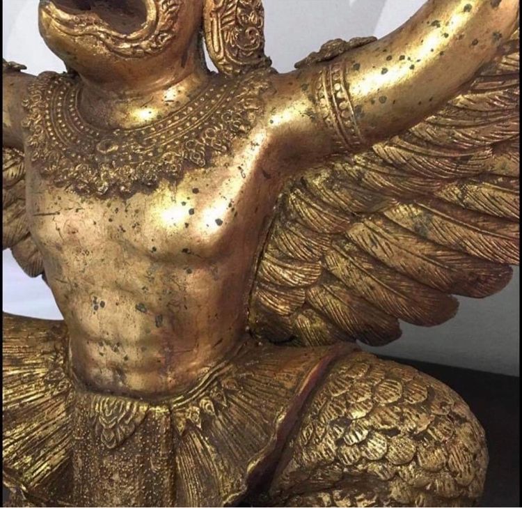 พญาครุฑองค์นี้ เป็นฝีมือการสร้างของช่างสิบหมู่ ในสมัยรัชกาลที่ 3 พ.ศ.2399 และ สมเด็จพุฒาจารย์โต พรหมรังสีอธิษฐานจิต  รูปที่ 3