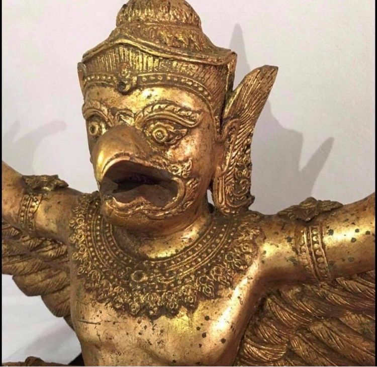 พญาครุฑองค์นี้ เป็นฝีมือการสร้างของช่างสิบหมู่ ในสมัยรัชกาลที่ 3 พ.ศ.2399 และ สมเด็จพุฒาจารย์โต พรหมรังสีอธิษฐานจิต  รูปที่ 7