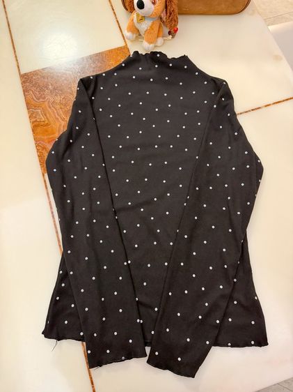 เสื้อคอปีนสีดำมินิมอล 