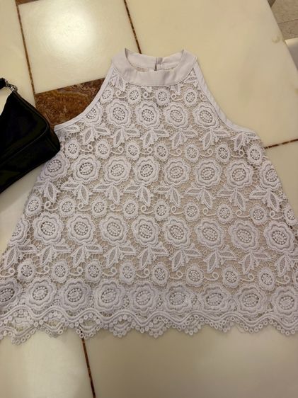 เสื้อไม่มีแขนลายลูกไม้ 