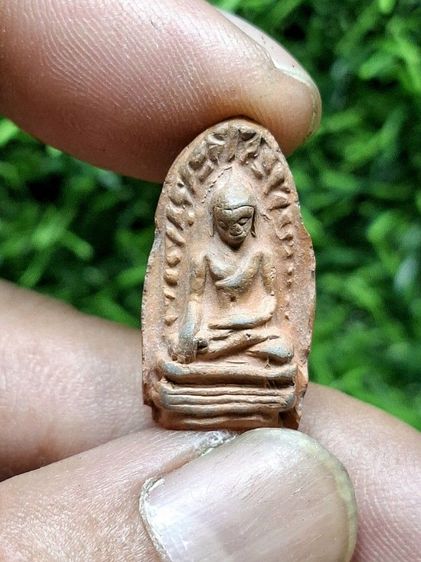 (เนื้อเขียวคราบแดง) พระรอดสวยคม กดพิมพ์ได้คมชัดลึก 