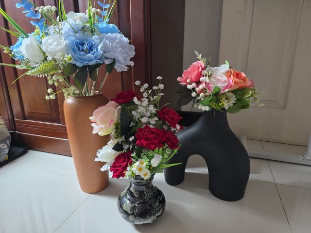 ดอกไม้และต้นไม้ประดิษฐ์ ชุดแจกันพร้อมดอกไม้ ราคา ชุดละ 100 บาท
ใกล้วันวันวาเลนไทน์ คุณผู้ชายทุกคนสามารถซื้อให้กันคนที่เรารักกันแล้วหรือยัง