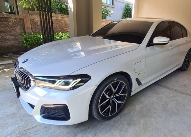BMW Series 5 2021 530e Sedan ไฮบริด ไม่ติดแก๊ส เกียร์อัตโนมัติ ขาว รูปที่ 3