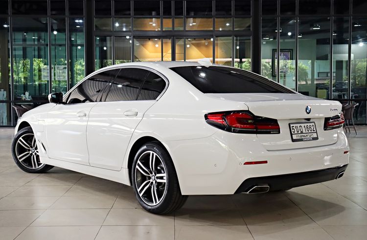 BMW Series 3 2022 330e Sedan ปลั๊กอินไฮบริด (PHEV) ไม่ติดแก๊ส เกียร์อัตโนมัติ ขาว รูปที่ 4