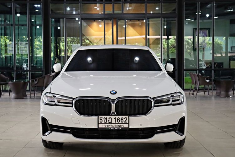 BMW Series 3 2022 330e Sedan ปลั๊กอินไฮบริด (PHEV) ไม่ติดแก๊ส เกียร์อัตโนมัติ ขาว รูปที่ 2