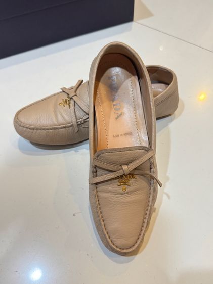 รองเท้าหนังแท้ PRADA Loafer สีเบจ Size 37 ผู้หญิง แบรนด์เนม ของแท้ มือ2 
