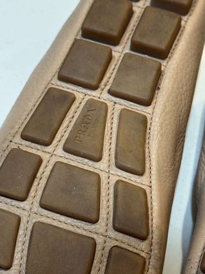 รองเท้าหนังแท้ PRADA Loafer สีเบจ Size 37 ผู้หญิง แบรนด์เนม ของแท้ มือ2  รูปที่ 11