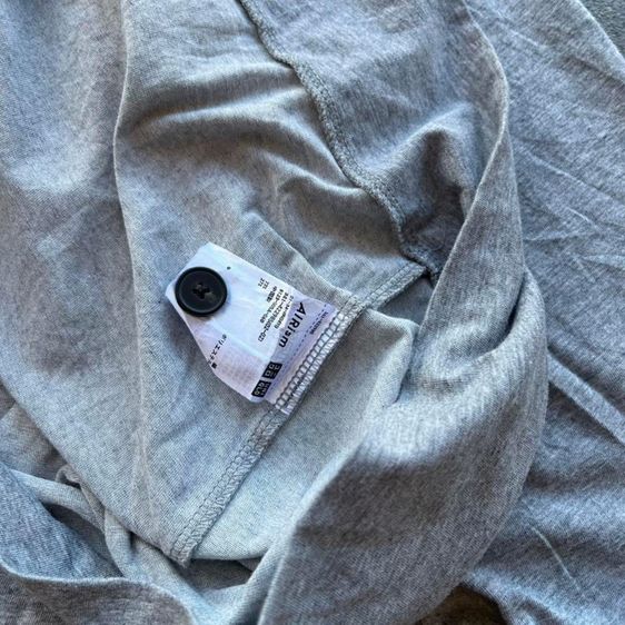 เสื้อแขนยาว UNIQLO แท้ 💯 size M วัดจริงขนาด อก 21 ยาว 27 นิ้ว สภาพใหม่มาก สีเทา ผ้านิ่มมาก ตัดเย็บดีมาก ดีเทลสวย หายากคับ รูปที่ 3