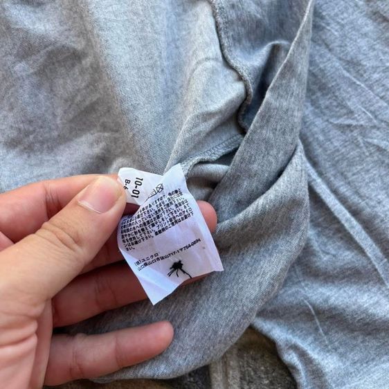 เสื้อแขนยาว UNIQLO แท้ 💯 size M วัดจริงขนาด อก 21 ยาว 27 นิ้ว สภาพใหม่มาก สีเทา ผ้านิ่มมาก ตัดเย็บดีมาก ดีเทลสวย หายากคับ รูปที่ 4
