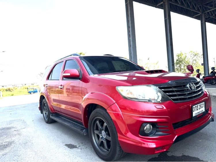 รถ Toyota Fortuner 3.0 V 4WD สี แดง