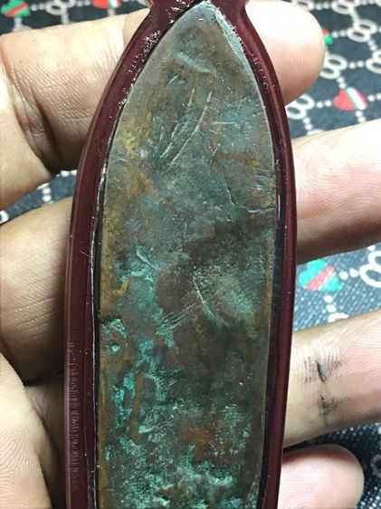 พระร่วงรางปืน หลังลายผ้า ในเลี่ยมเก่า รูปที่ 2