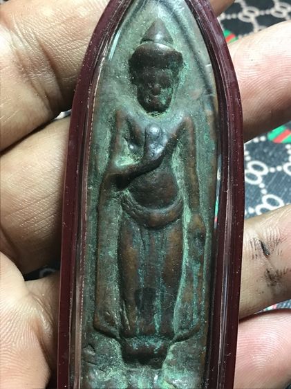 พระร่วงรางปืน หลังลายผ้า ในเลี่ยมเก่า