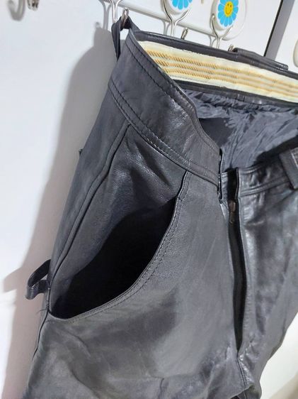 กางเกงหนังแท้สีดำหนังนุ่มใส่สบายงานญี่ปุ่น By KOMINE TOKYO ขนาดตามป้าย Size 4L กางเกงออกทรงขากระบอกตรง หนังสวยไม่มีตำหนิ รูปที่ 4