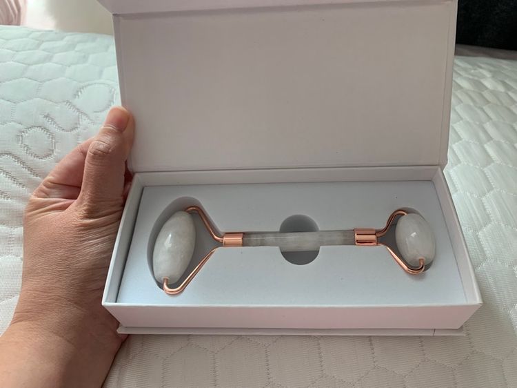 ของใช้ส่วนตัว ลูกกลิ้งหินหยก นวดหน้า Clinique