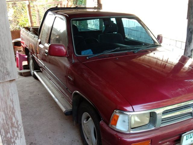 รถ Toyota Hilux Mighty-X 2.4 สี แดง