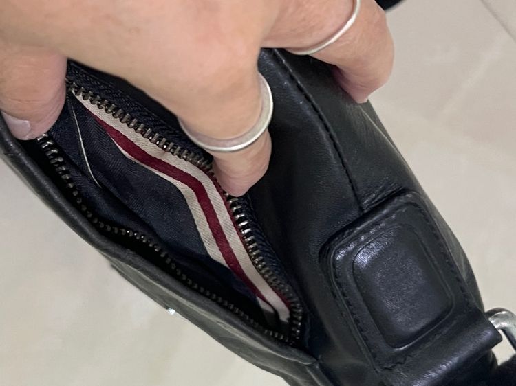 กระเป๋าสะพายหนังแท้งานแบรนด์สภาพใหม่ รูปที่ 9