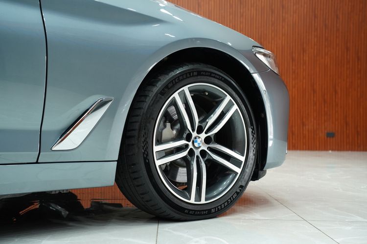 BMW Series 5 2021 530e Sedan ปลั๊กอินไฮบริด (PHEV) เกียร์อัตโนมัติ บรอนซ์เงิน รูปที่ 4