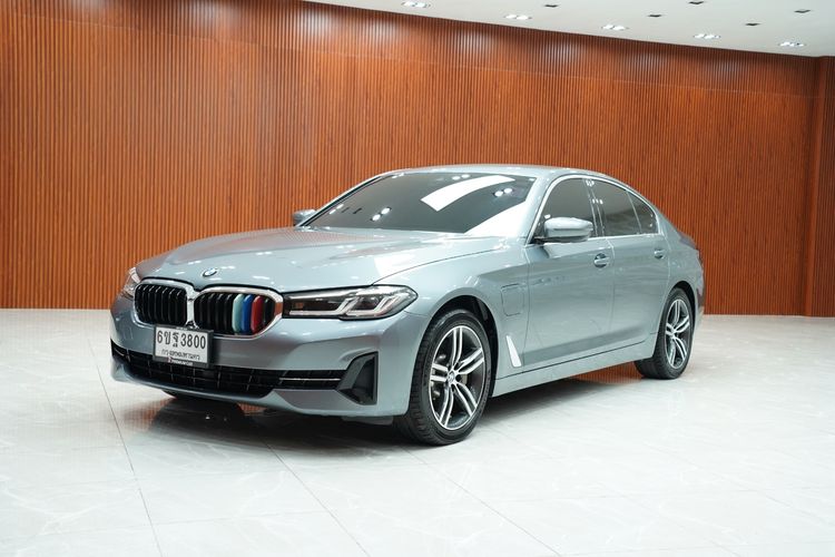 BMW Series 5 2021 530e Sedan ปลั๊กอินไฮบริด (PHEV) เกียร์อัตโนมัติ บรอนซ์เงิน รูปที่ 3