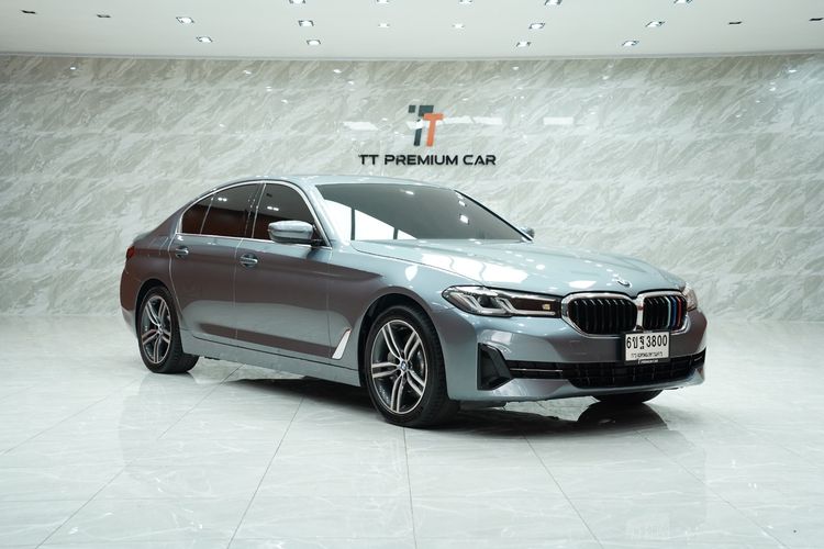 รถ BMW Series 5 530e สี บรอนซ์เงิน