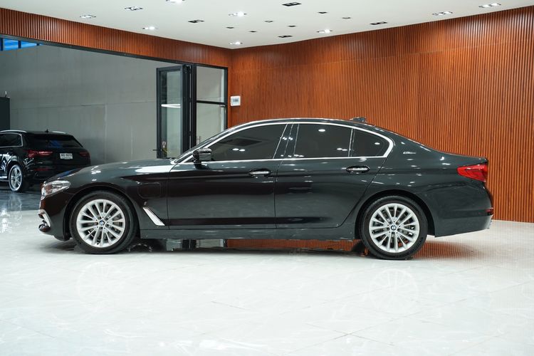 BMW Series 5 2018 530e Sedan เบนซิน เกียร์อัตโนมัติ ดำ รูปที่ 4