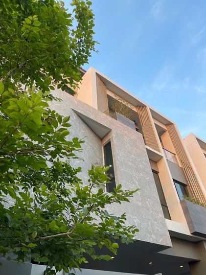 มีบางส่วน ขายหรือให้เช่าบ้านหรู 3 ชั้น The Gentry Cultivar Rama 9 ย่านกรุงเทพกรีฑา ติดทางด่วน ใกล้ MRT สายสีส้ม ใกล้สนามบิน เพียง 5 นาที รูปที่ 2