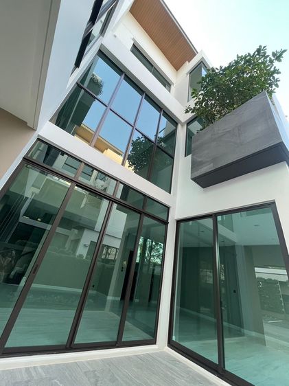 มีบางส่วน ขายหรือให้เช่าบ้านหรู 3 ชั้น The Gentry Cultivar Rama 9 ย่านกรุงเทพกรีฑา ติดทางด่วน ใกล้ MRT สายสีส้ม ใกล้สนามบิน เพียง 5 นาที รูปที่ 3