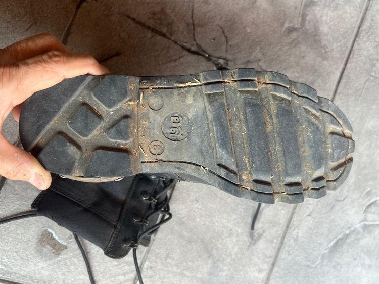 รองเท้าคอมแบท รด. รูปที่ 2