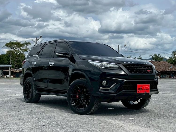 รถ Toyota Fortuner 2.8 V TRD Sportivo 4WD สี ดำ