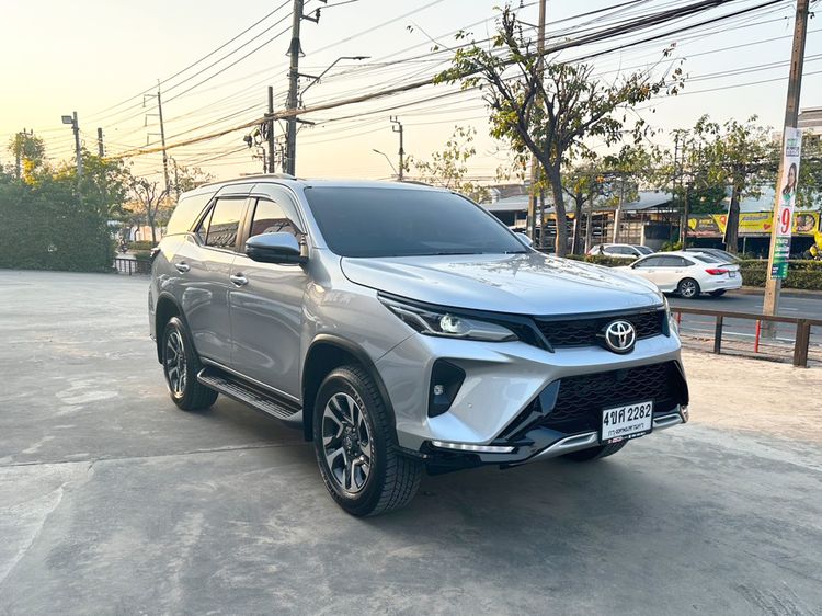 Toyota Fortuner 2023 2.4 Leader G Utility-car ดีเซล ไม่ติดแก๊ส เกียร์อัตโนมัติ บรอนซ์เงิน รูปที่ 3
