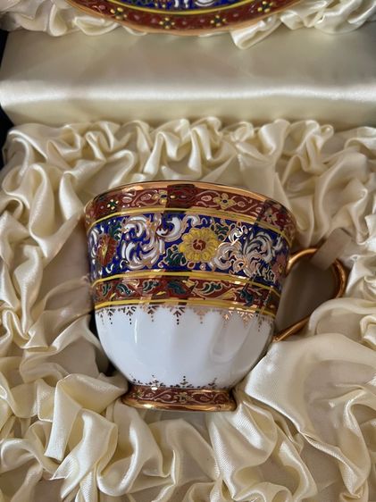 กล่องผ้าไหม บรรจุชุดกาแฟ(เบญจรงค์) รูปที่ 4