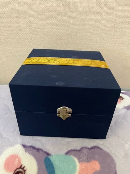 กล่องผ้าไหม บรรจุชุดกาแฟ(เบญจรงค์)