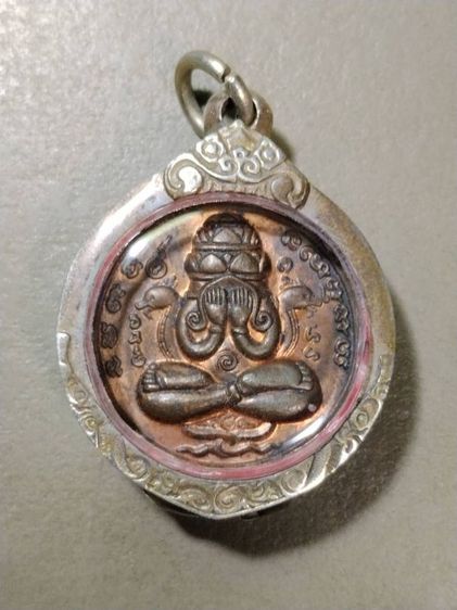 พระปิดตาเนื้อทองแดงเลี่ยมตลับเงิน  