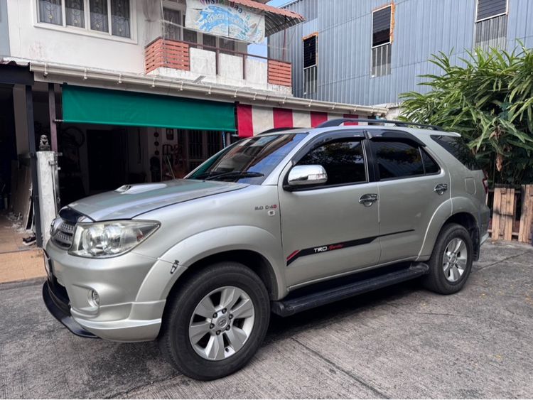 Toyota Fortuner 2010 3.0 V Utility-car ดีเซล เกียร์อัตโนมัติ บรอนซ์เงิน รูปที่ 3