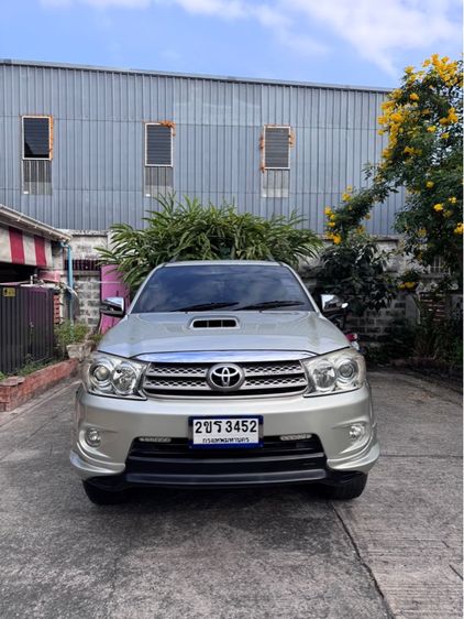 รถ Toyota Fortuner 3.0 V สี บรอนซ์เงิน