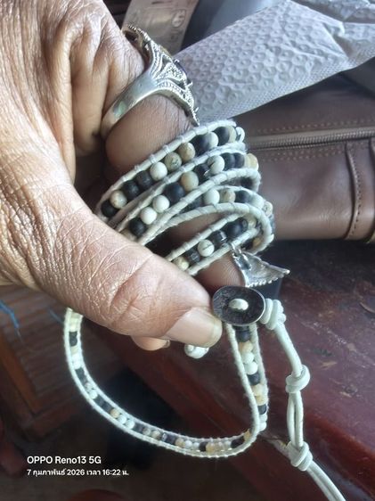 สายหนังพันข้อมือ ประดับหินต่างๆ และเม็ดเงินแท้  