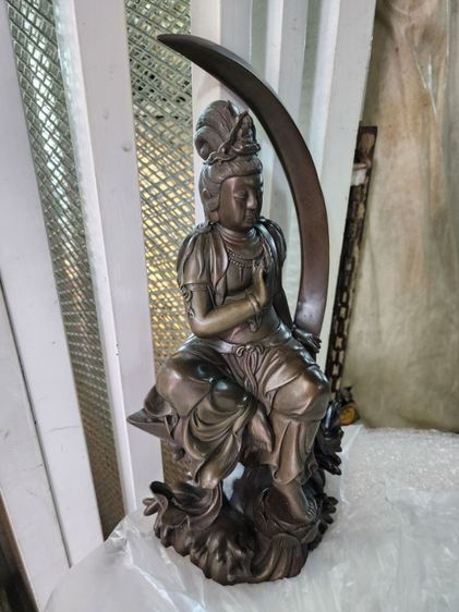 องค์กวนอิมนั่งบนพระจันทร์สำริด